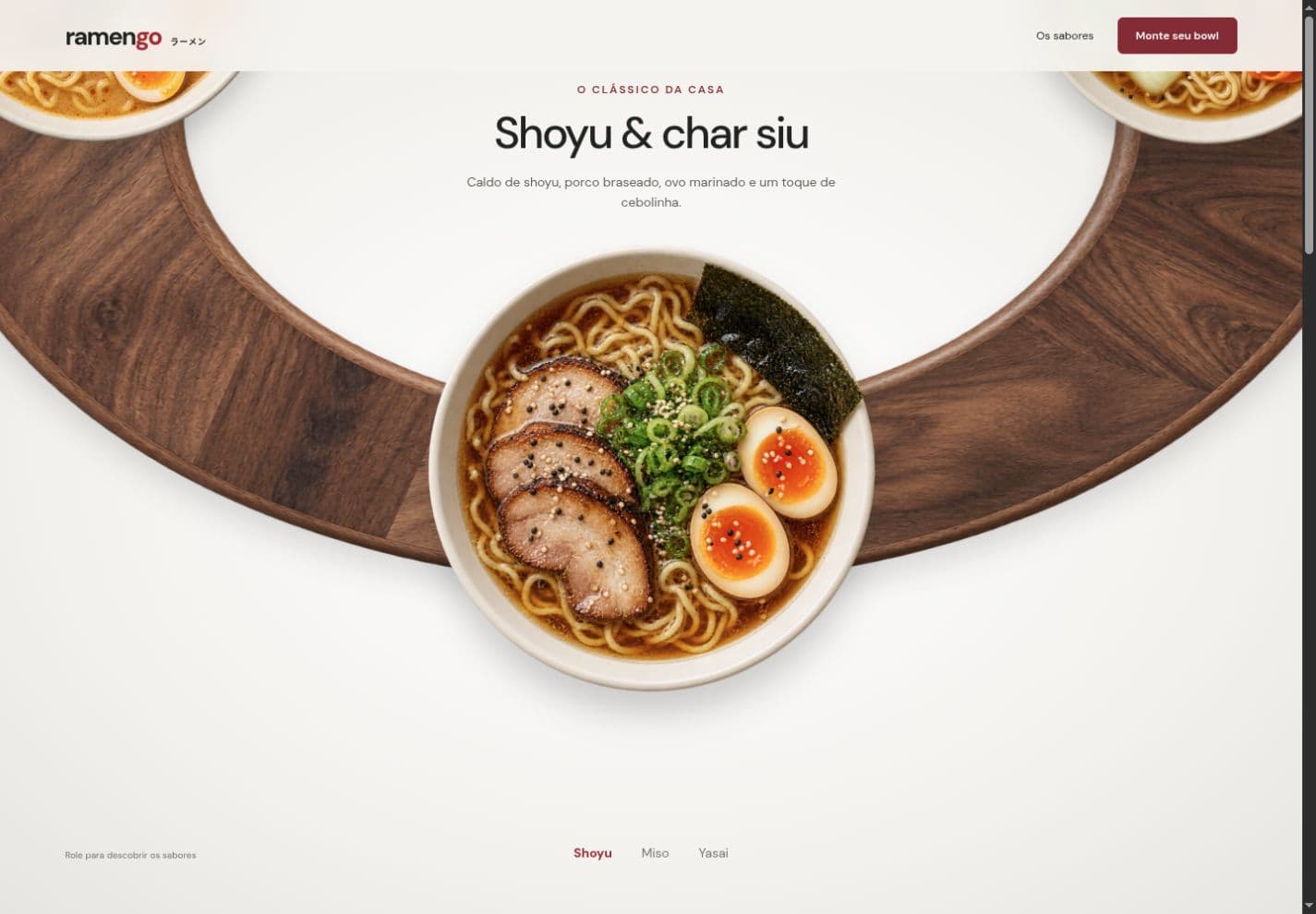 Vitrine do RamenGo com pratos de ramen sobre uma composição de madeira